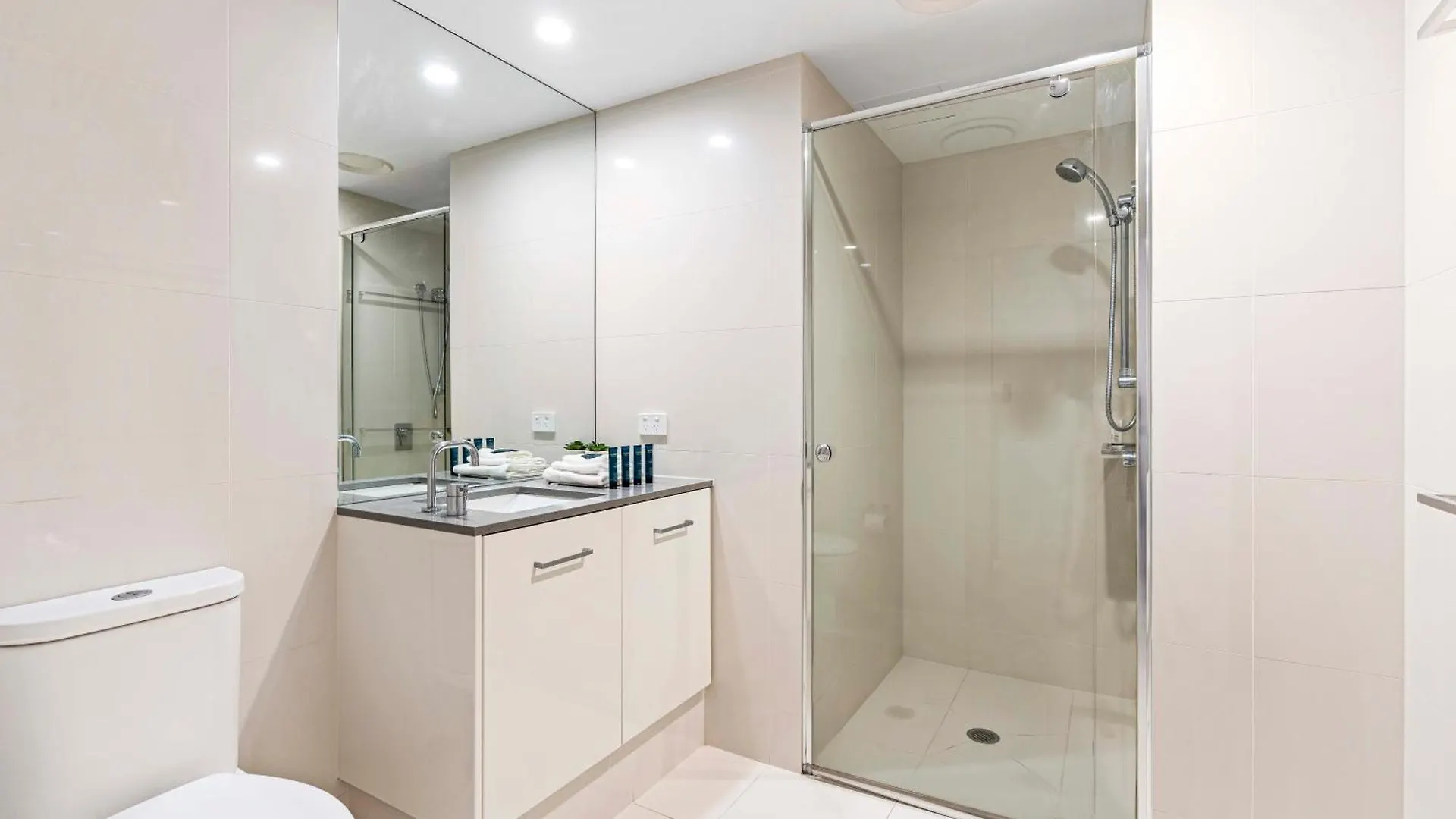 Three Bedroom Ocean View Apartments At Circle On Cavill - One Free Parking! - Self Contained & Privately Managed - Wow Stay Gold Coast Australia