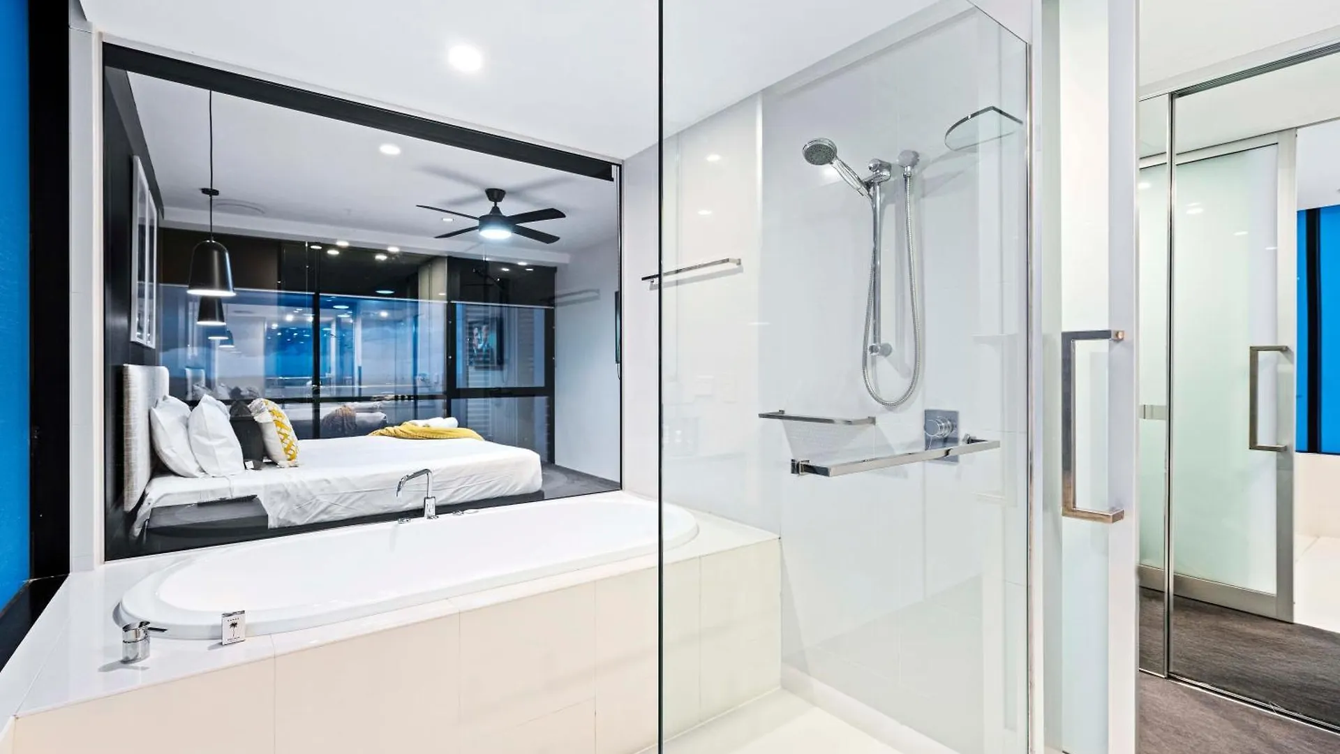 Three Bedroom Ocean View Apartments At Circle On Cavill - One Free Parking! - Self Contained & Privately Managed - Wow Stay Gold Coast