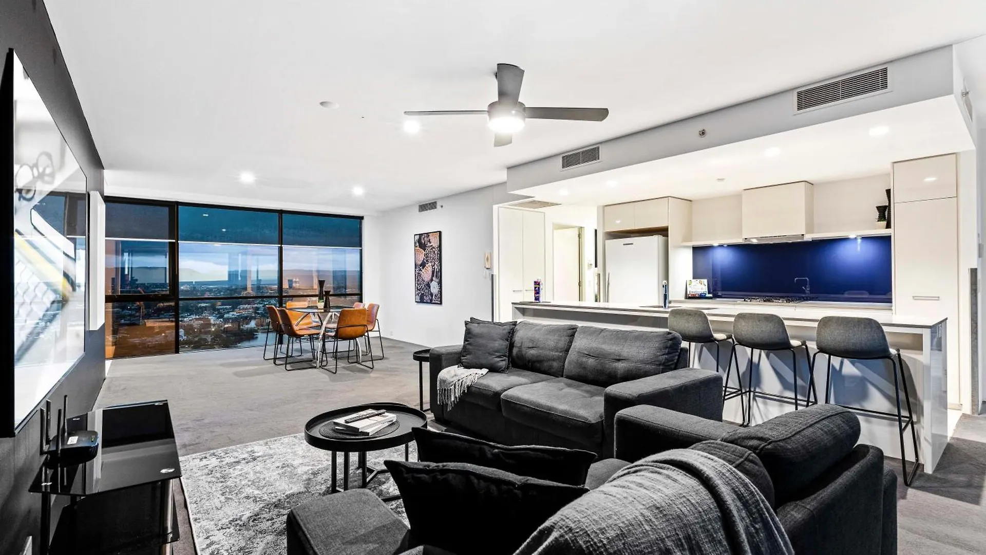 Three Bedroom Ocean View Apartments At Circle On Cavill - One Free Parking! - Self Contained & Privately Managed - Wow Stay Gold Coast