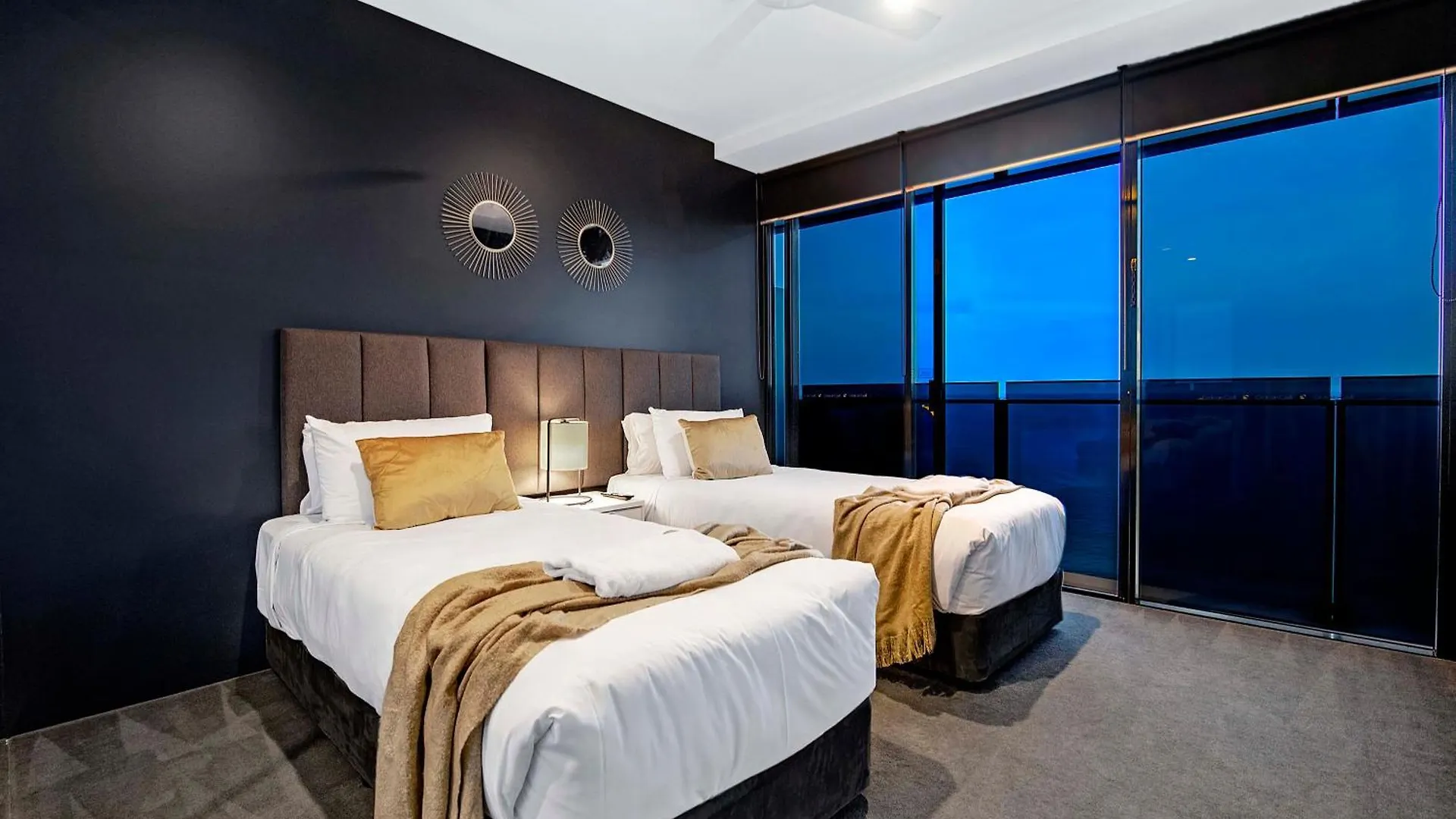 Three Bedroom Ocean View Apartments At Circle On Cavill - One Free Parking! - Self Contained & Privately Managed - Wow Stay Gold Coast